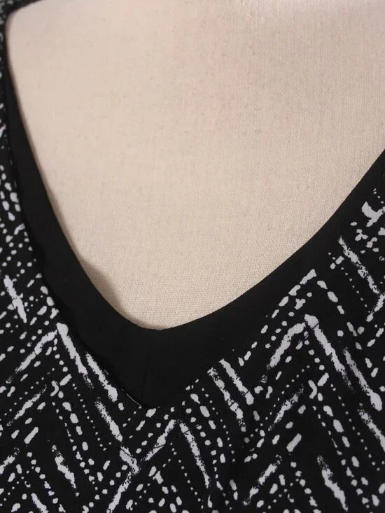 Catherines 2X Black White Geometric Tunic Top Stretch V-Neck Plus Size - Picture 4 of 7